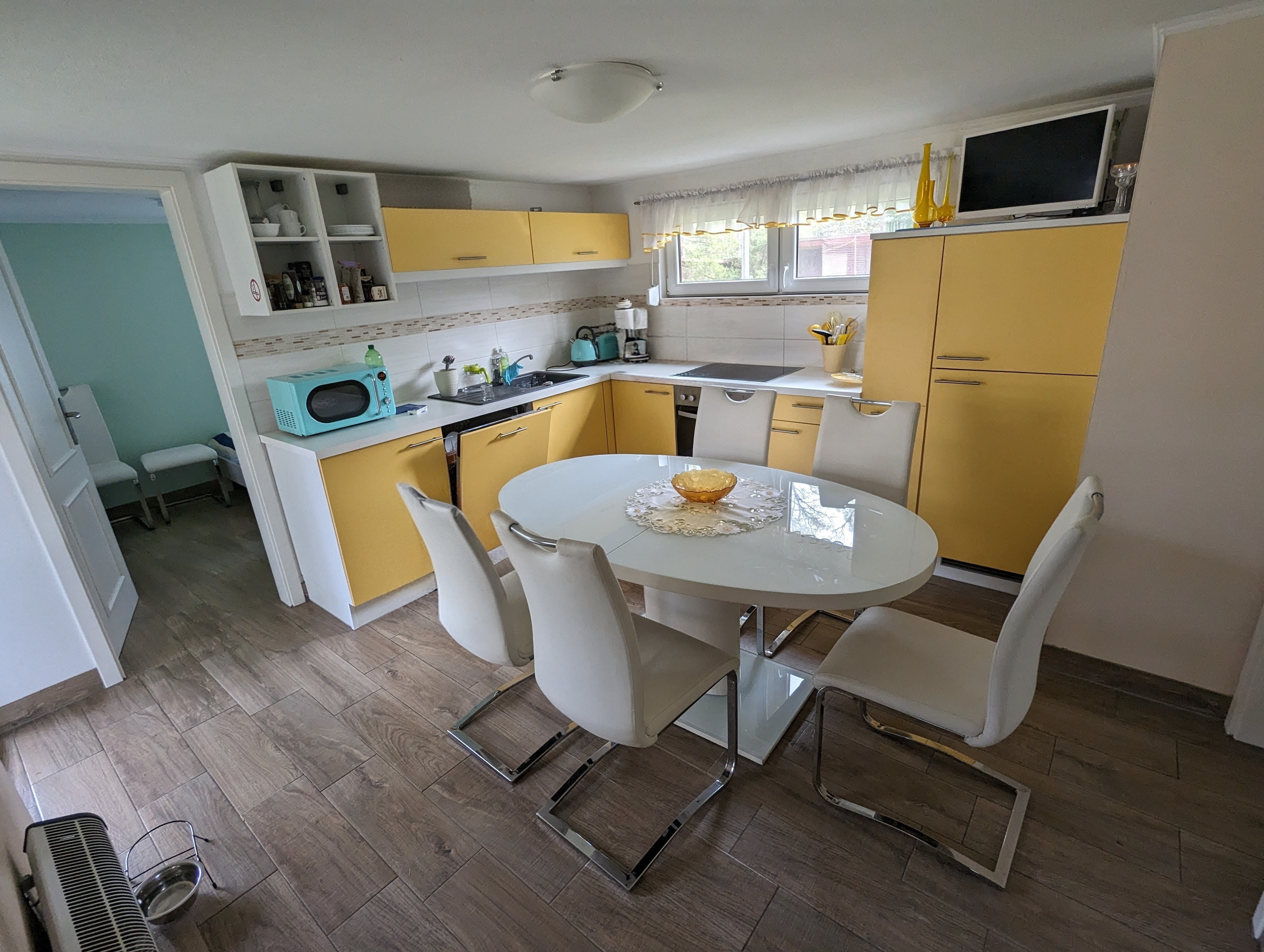 Waldnest – Küche mit Esstisch