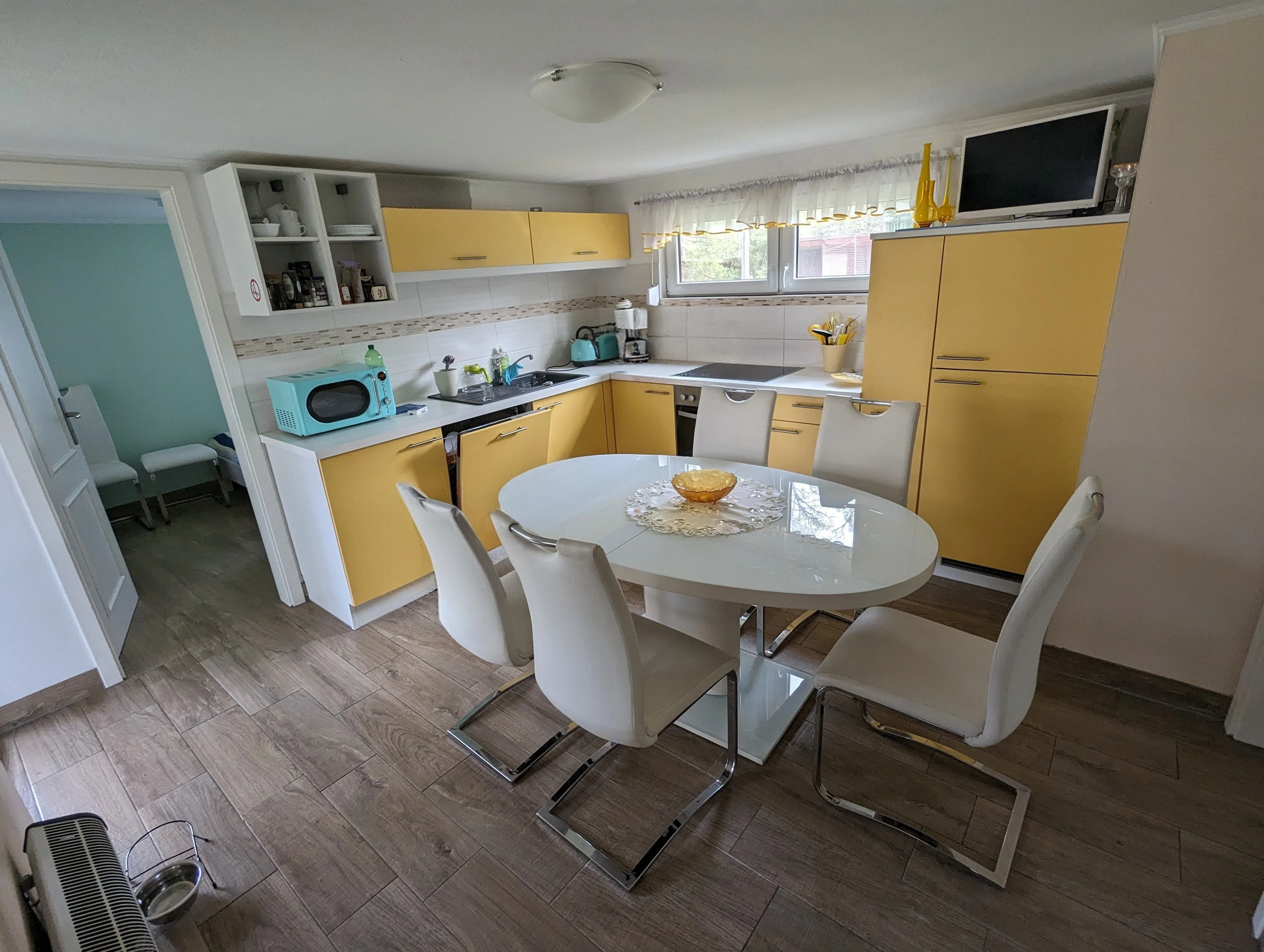 Waldnest – Küche mit Esstisch