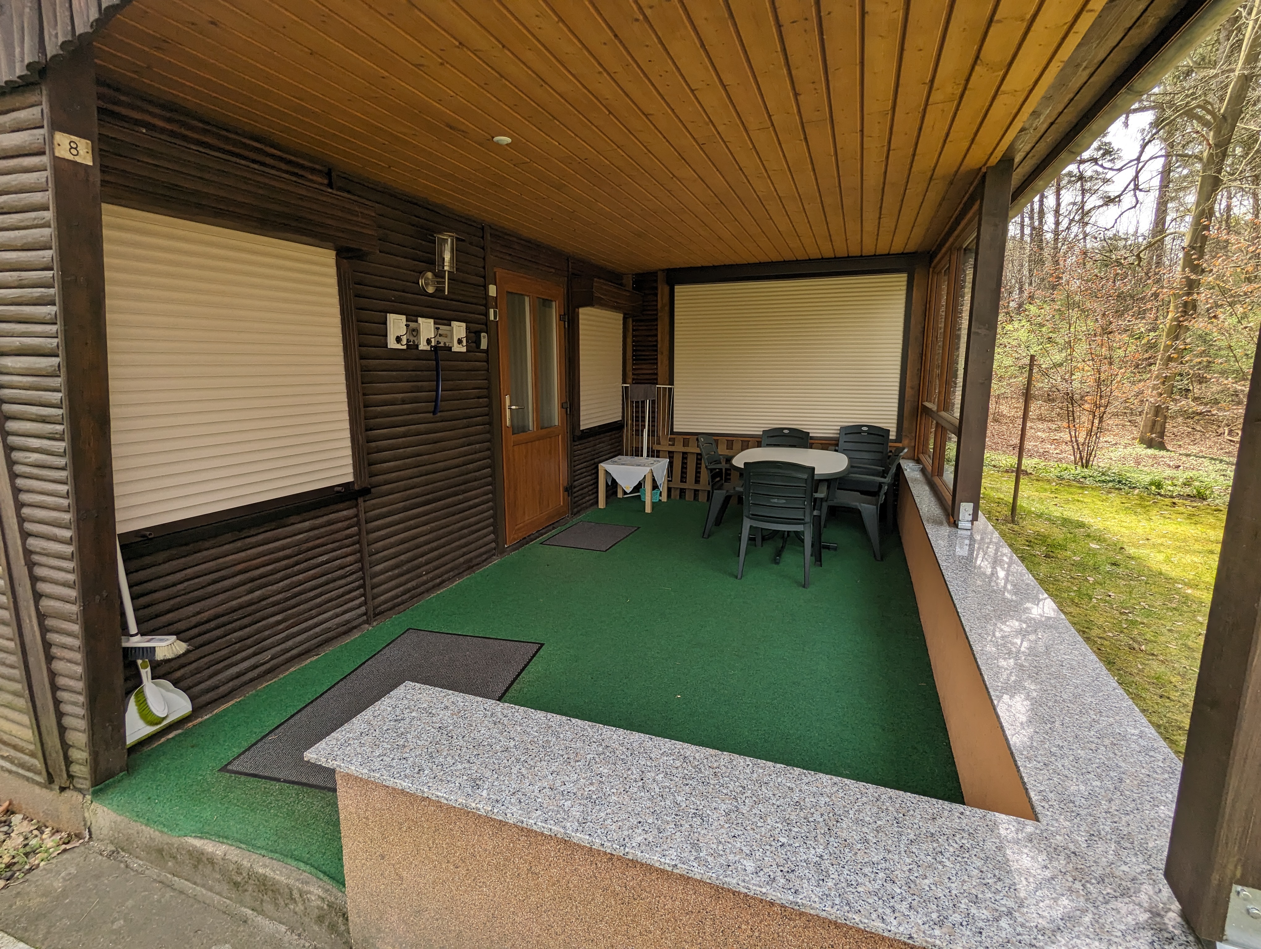 Waldnest – Überdachte Terrasse mit Sitzbereich