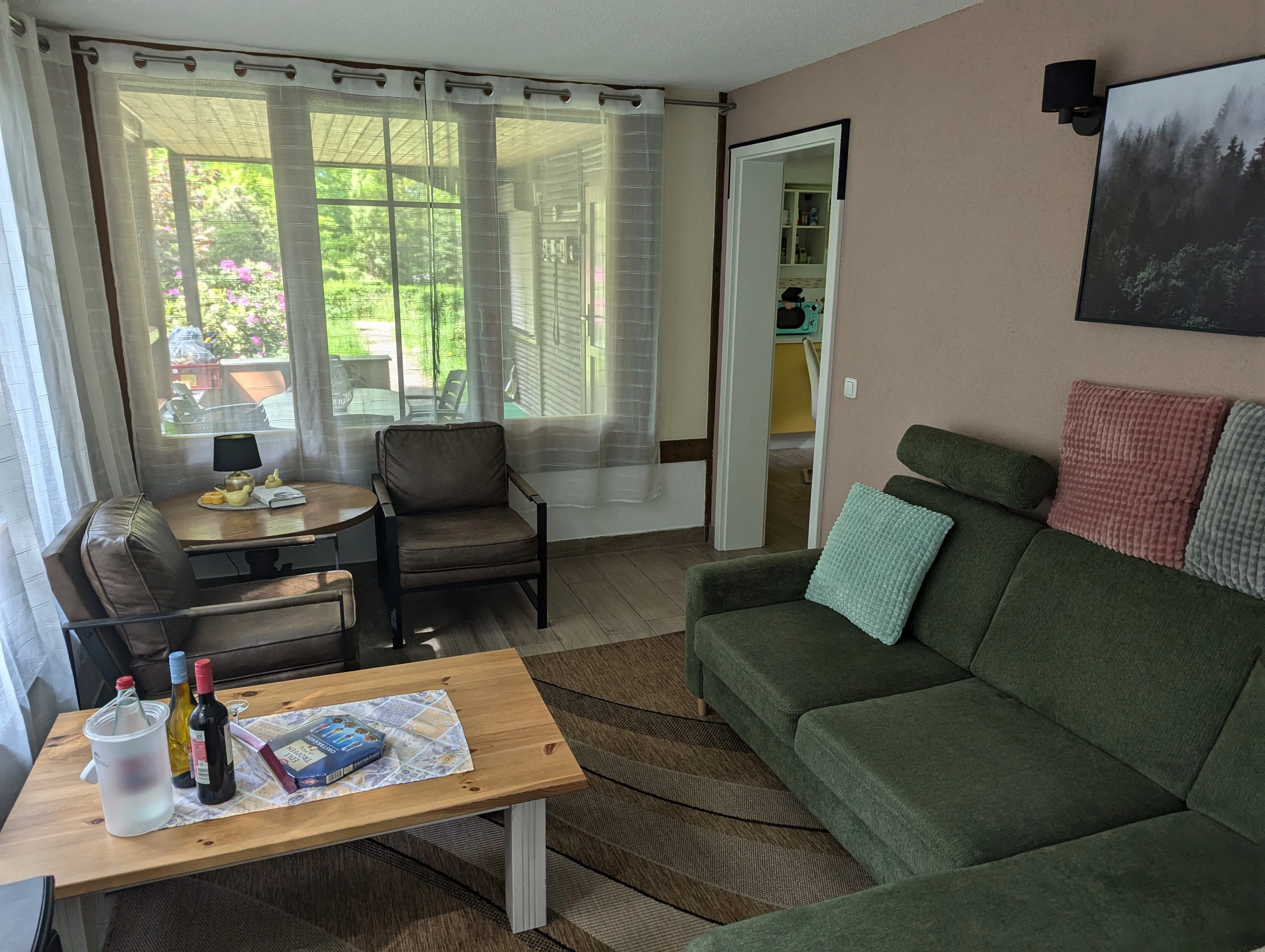 Waldnest – Wohnzimmer mit Blick in den Garten
